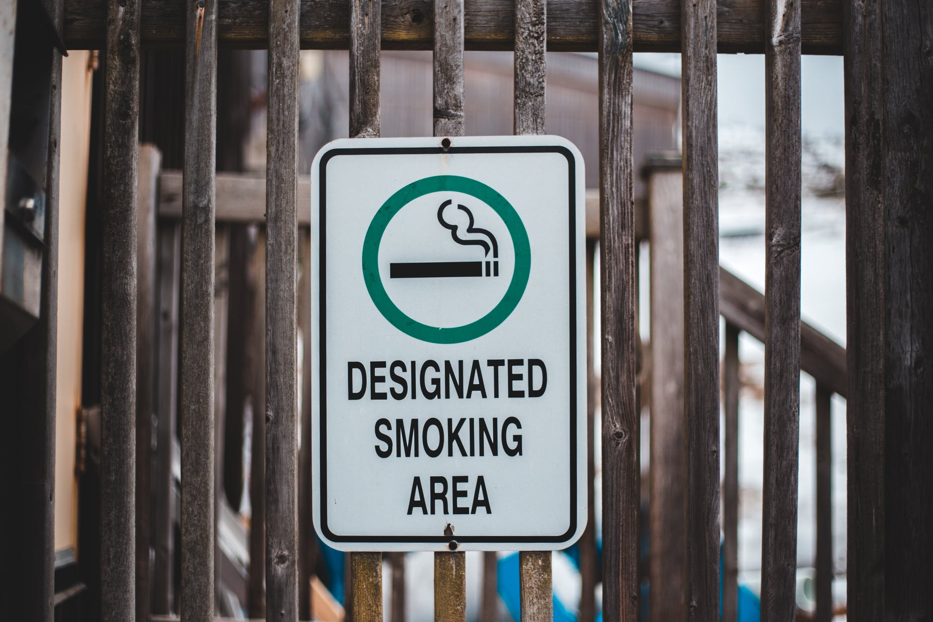 sign showing area for smoking on street