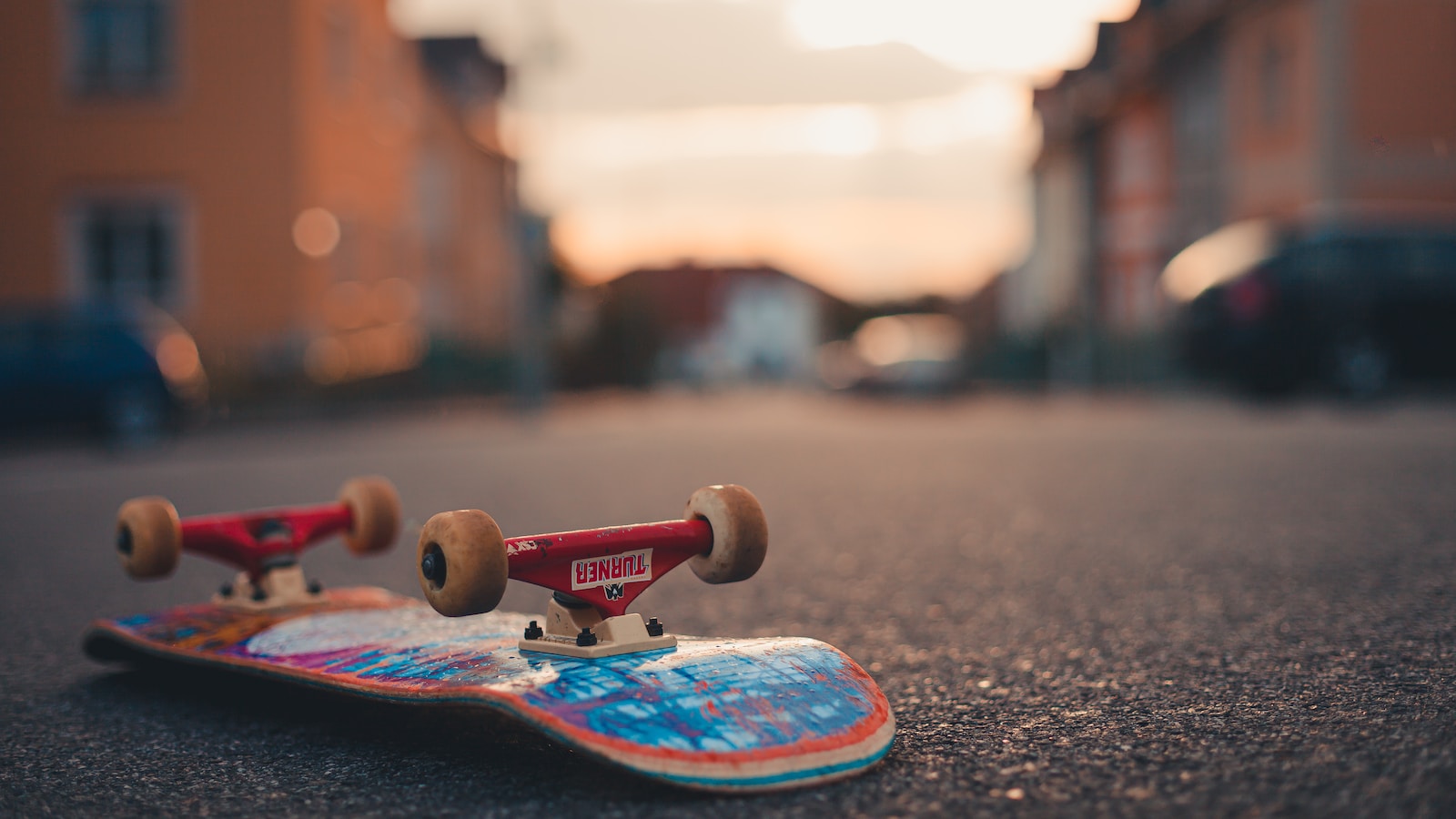 a skateboard laying on the ground in front of a building